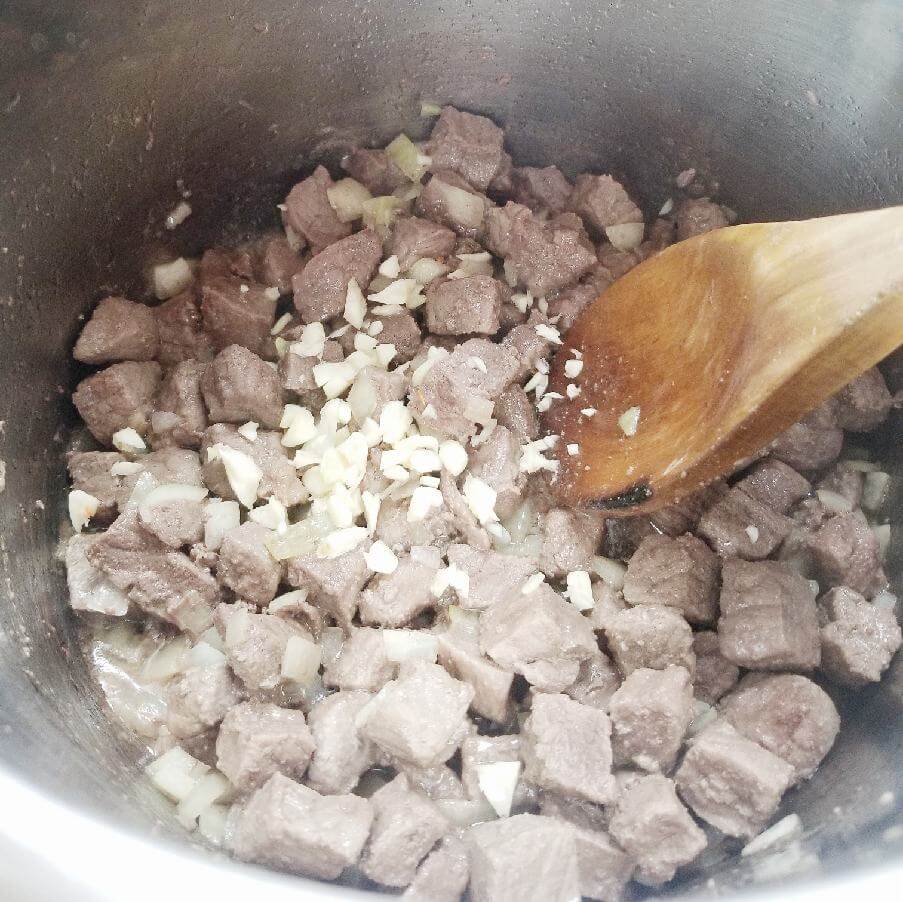 cooking garlic into the beef in the instant pot