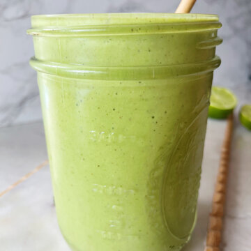 de bloating smoothie with banana and pineapple