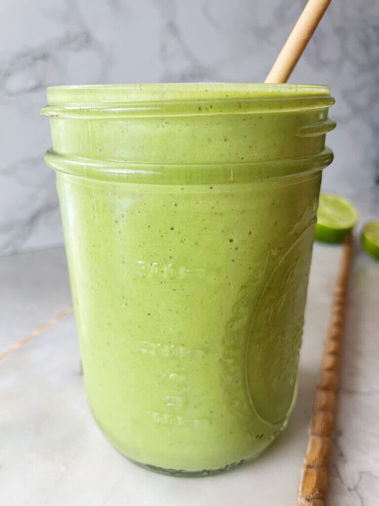 de bloating smoothie with banana and pineapple