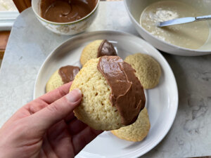 how to frost half moon cookies