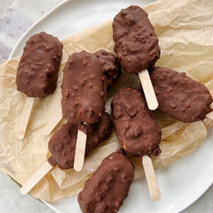 Healthy frozen Greek yogurt bars recipe