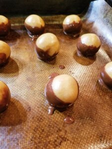 healthy peanut butter buckeyes
