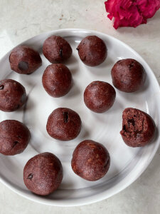 Healthy red velvet cake truffle balls recipe
