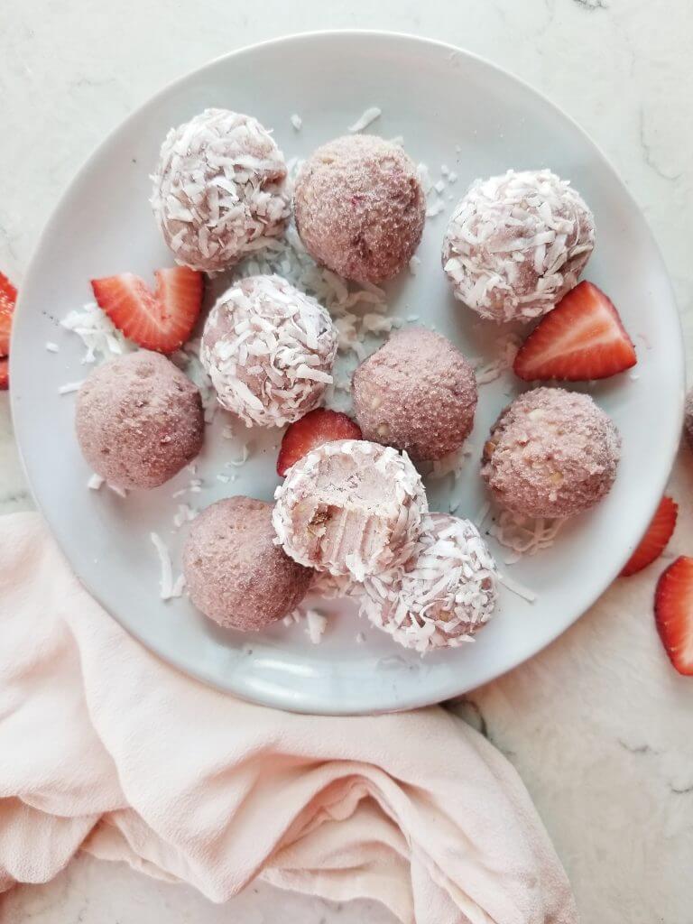 healthy strawberry cheesecake balls