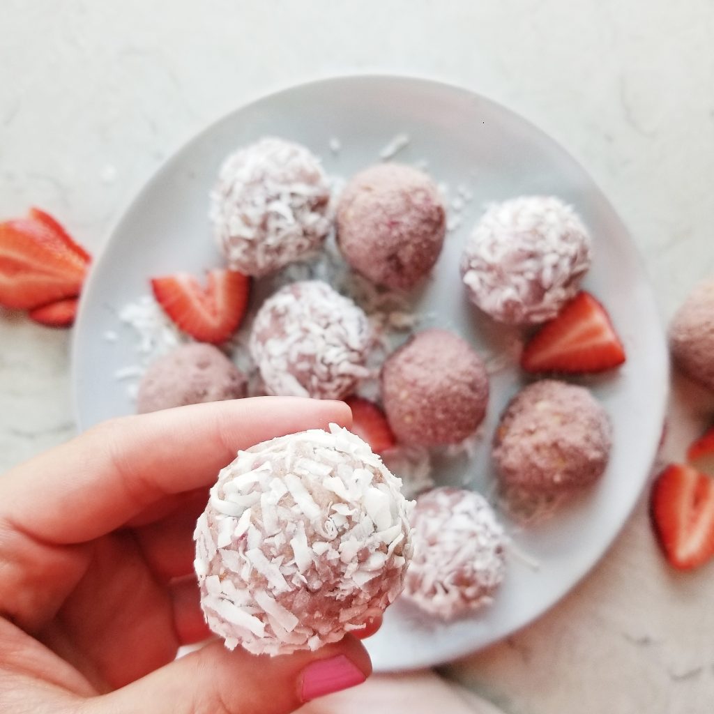 healthy strawberry cheesecake balls