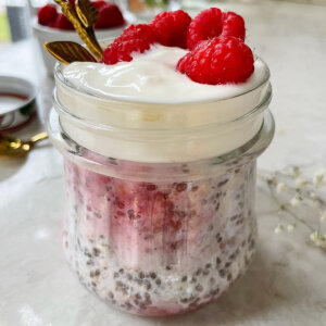 Raspberry cheesecake overnight oats