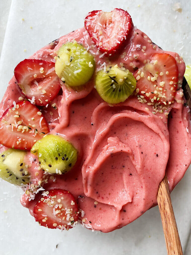 Strawberry kiwi smoothie bowl recipe