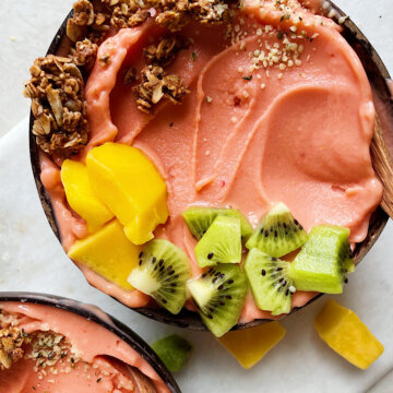 Strawberry mango smoothie bowl without banana
