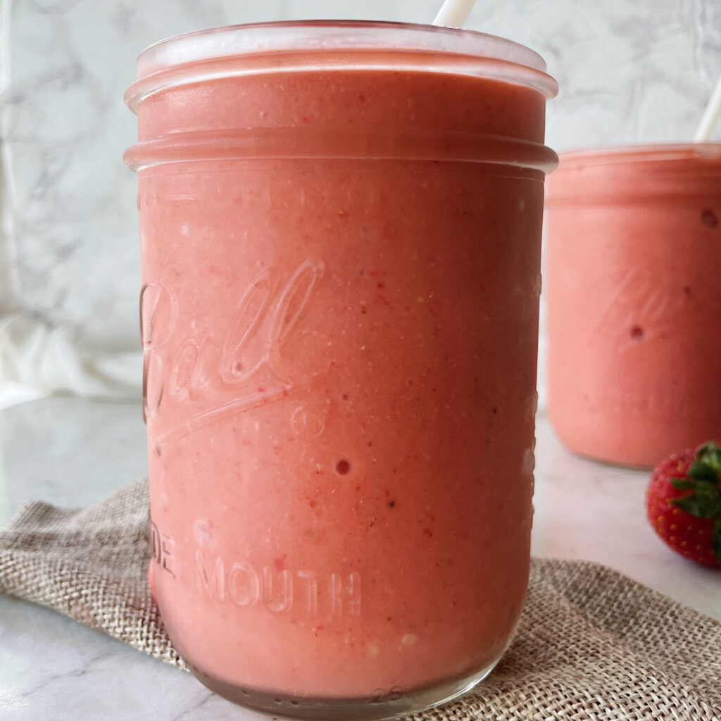 Strawberry mango smoothie cover photo (without banana)