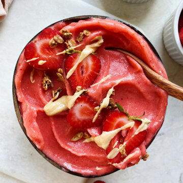 Strawberry peach smoothie bowl